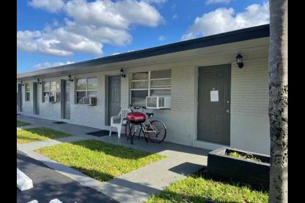 Cozy Studio Apartment in Hollywood, FL - Available Now